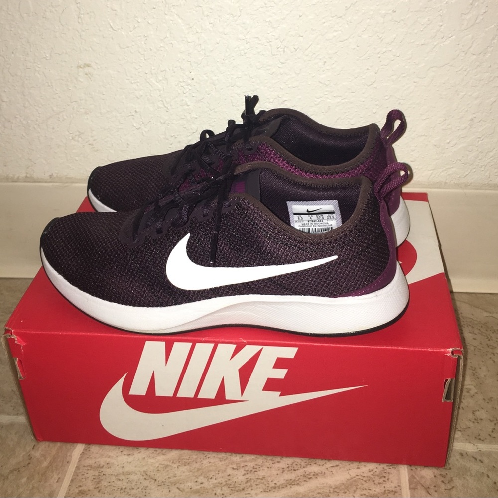 NIKE TENNIS SHOES